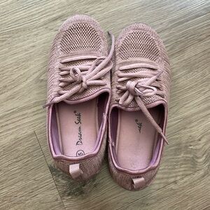 Pink dream seek tennis shoes